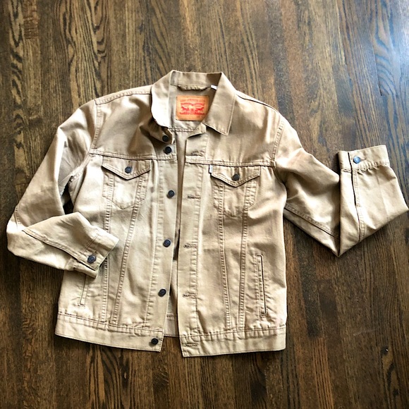 Men’s Levi’s Denim jacket in tan. Size large, like new condition